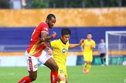 Sông Lam Nghệ An chia điểm với Thanh Hóa trên sân Vinh