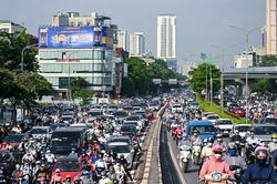 Đường Nguyễn Trãi vẫn ùn tắc, lộn xộn sau khi phân làn
