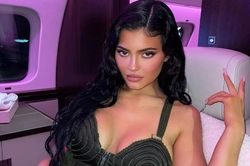 Thấy gì từ chuyến bay của Kylie Jenner