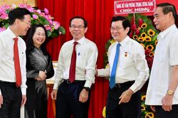 Đồng chí Trương Tấn Sang nhận Huy hiệu 50 năm tuổi Đảng