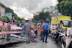 Cổng chào Công viên Đầm Sen đổ sập xuống đường đông người qua lại