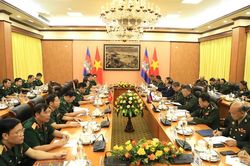 Phó Tổng Tư lệnh kiêm Tư lệnh Lục quân Quân đội Hoàng gia Campuchia thăm và làm việc tại Việt Nam