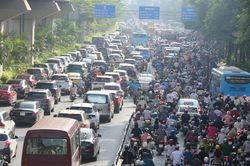 Giao thông lộn xộn, ùn ứ sau khi phân làn xe ở đường Nguyễn Trãi