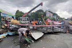 TP.HCM: Cổng chào cao 5m của Công viên nước Đầm Sen bất ngờ đổ sập, người dân hoảng loạn