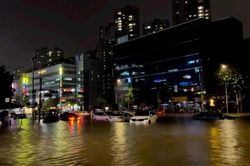Thủ đô Seoul, Hàn Quốc ngập trong 'biển' nước sau trận mưa kỷ lục