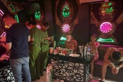 7 thanh niên bay lắc trong quán karaoke