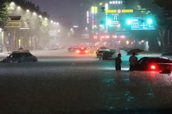 Người Việt ở Seoul: 'Tôi đã phải bơi về nhà giữa mưa lũ lịch sử'