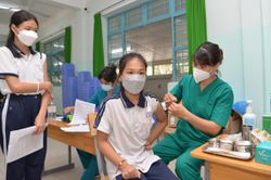 Hoàn thành tiêm chủng vaccine Covid-19 để trẻ an toàn tới trường