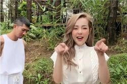 Quẩy 'Bên trên tầng lầu', Ngân 98 được khen vì mặc thứ này