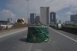 Hà Nội: 2 cuộn thép hàng chục tấn lăn khỏi container, gây ùn tắc gần 5km