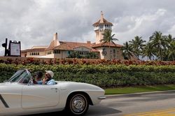Dinh thự Mar-a-Lago của ông Trump ở Florida bị FBI khám xét