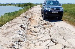 Kinh tế Xây dựng - Giao thông Đê Tây Ô Lâu xuống cấp do xe quá tải