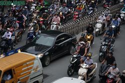 Sau phân làn đường Nguyễn Trãi, giao thông lộn xộn: Vì sao chưa xử phạt người vi phạm?