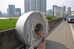 Quy trình xử lý tài xế làm rơi 2 cuộn thép, cày lõm đường trên cao