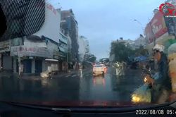 Xe máy chở hàng rẽ bất ngờ giữa ngã tư khiến tài xế ô tô bó tay