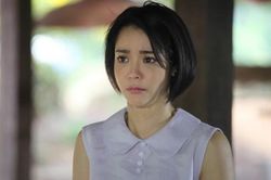 Nửa đêm dậy thấy chồng biến mất, tôi đứng chết lặng nhìn việc anh làm bên lề đường