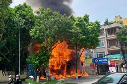 Hà Nội: Cháy cực lớn tại căn nhà trên phố Hồ Tùng Mậu