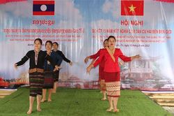 Sơ kết 15 năm kết nghĩa giữa bản Ka Tiêng (Việt Nam) và bản A Via (Lào)