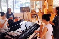 Khi dân công sở đua nhau đi học… hát karaoke
