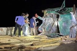 Ôtô tải chở cây keo tông xe máy, 4 người chết