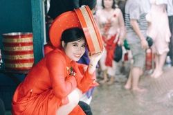 Đám cưới mùa nước nổi, cô dâu chú rể miền Tây thả dép, đi chân trần