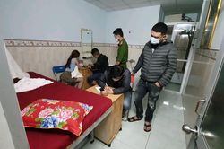 Đắk Lắk: Bốn cô gái trong tiệm mát xa đang 'tới bến' cùng khách làng chơi