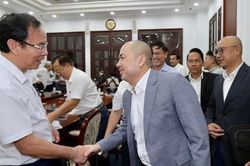 Bí thư Thành ủy TPHCM Nguyễn Văn Nên 'tiếp lửa' cho hai đội bóng thành phố