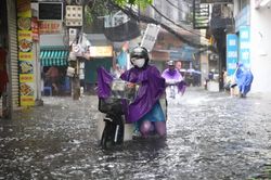 Mưa lớn kéo dài làm ngập nhiều tuyến phố trên địa bàn Thủ đô