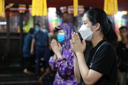 Hà Nội: Người dân đội mưa đến chùa Phúc Khánh dự lễ Vu Lan