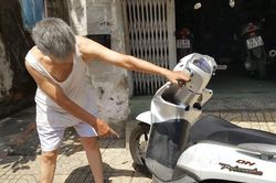 Nhóm thanh niên cầm hung khí chém xe, đồ đạc nhà dân ở TP.HCM