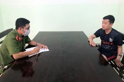 'Siêu cầu thủ' ra sân đá... đồ!