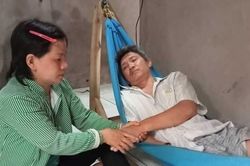 Một thân nuôi chồng nằm liệt giường và 3 con nhỏ