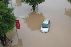 Dịch vụ sửa xe chết máy 'hốt bạc' sau mưa ngập ở Hà Nội