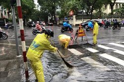 Hà Nội: Mưa lớn gây ngập nặng nhiều tuyến phố
