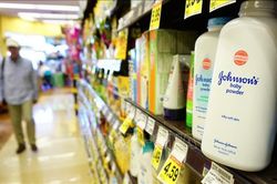 Johnson & Johnson dừng bán hoàn toàn phấn rôm trẻ em sử dụng bột talc