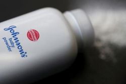 Johnson & Johnson dừng bán phấn rôm chứa talc sau hàng chục nghìn vụ kiện sản phẩm có nguy cơ gây ung thư
