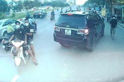 Điều tra nhóm người chạy xe máy truy đuổi, đập phá xe tải trên đường như phim