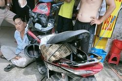 Nhân viên tiệm vàng nhảy qua tủ kính khống chế vị khách cầm vàng bỏ chạy