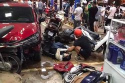 Ôtô 'điên' tông hàng loạt xe máy ở cây xăng, nhiều người và xe nằm la liệt