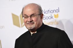 Nhà văn Salman Rushdie ngã gục sau khi bị đâm