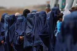Phụ nữ biểu tình, Taliban nổ súng trấn áp