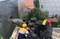 Cháy lớn trong căn nhà 2 tầng, 3 nạn nhân vẫn còn kẹt bên trong