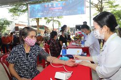 Bảo Lộc: Tặng quà, học bổng và khám bệnh, phát thuốc miễn phí cho người khó khăn