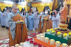 Xúc động đêm hoa đăng Vu lan - Báo hiếu tại Quan Âm tu viện (quận Phú Nhuận)