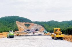 Cấp bách tháo gỡ khó khăn, thúc đẩy tiến độ dự án cao tốc Bắc - Nam