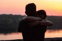 Cô gái gãy 3 xương sườn vì đồng nghiệp nam ôm quá mạnh