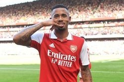 Gabriel Jesus được đưa lên mây sau màn trình diễn siêu hạng trước Leicester