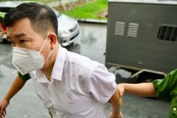 Cựu Đại tá Phùng Anh Lê thề độc, phủ nhận cầm 110 triệu đồng