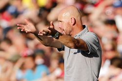MU thua thảm, Erik ten Hag ôm mặt: Trận đấu của những sai lầm