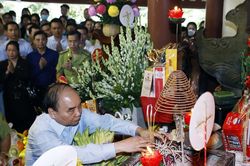 Chủ tịch nước dâng hương tưởng niệm Bác Hồ trên núi Ba Vì